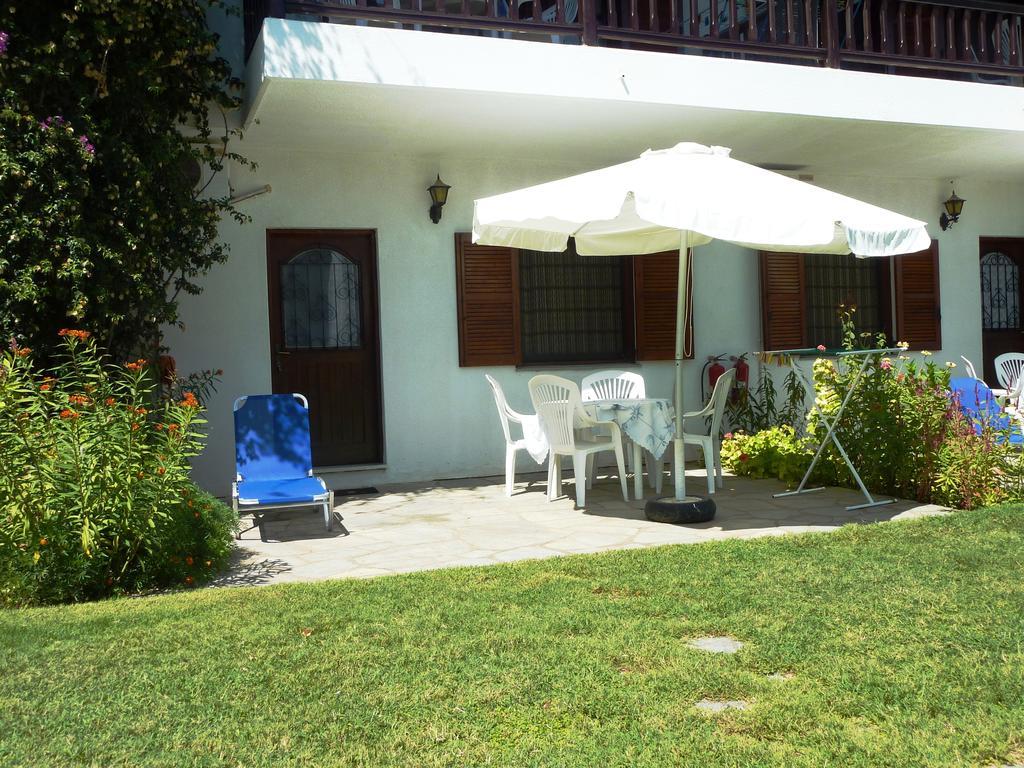 Villa Oasis Nea Poteidaia Exterior foto